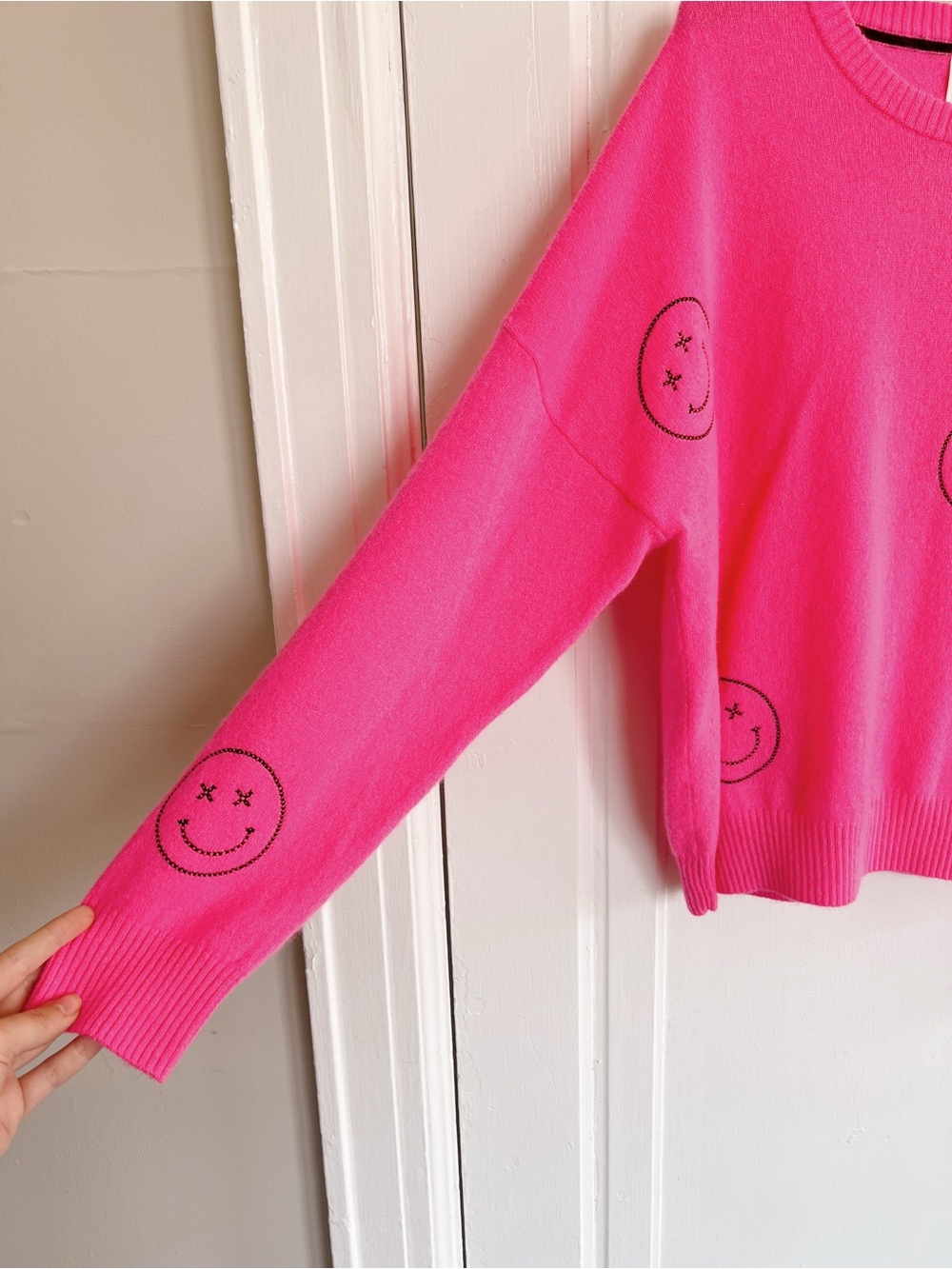 Brodie Cashmere • Smiley Stitch Crew Neck Sweater neon pink oversized pullover - Picture 6 of 10
